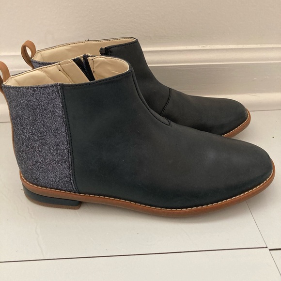 EUC Clarks Girls Boots - Picture 1 of 4